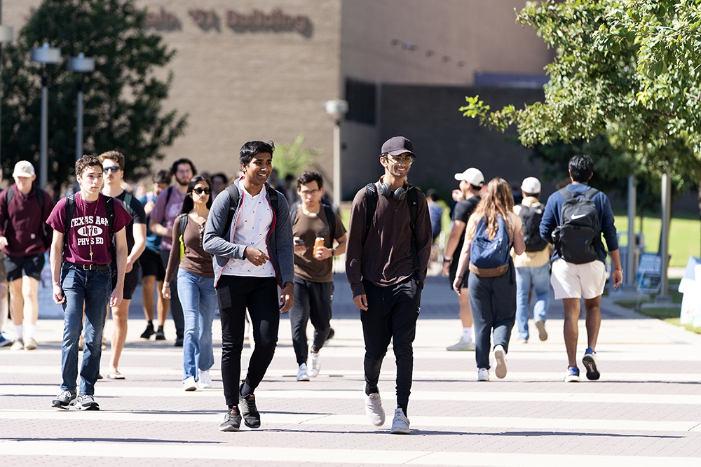 Students walking on Texas A&amp;M campus
